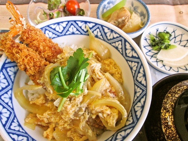 大海老フライのオリーブ玉子とじ丼《赤出汁》