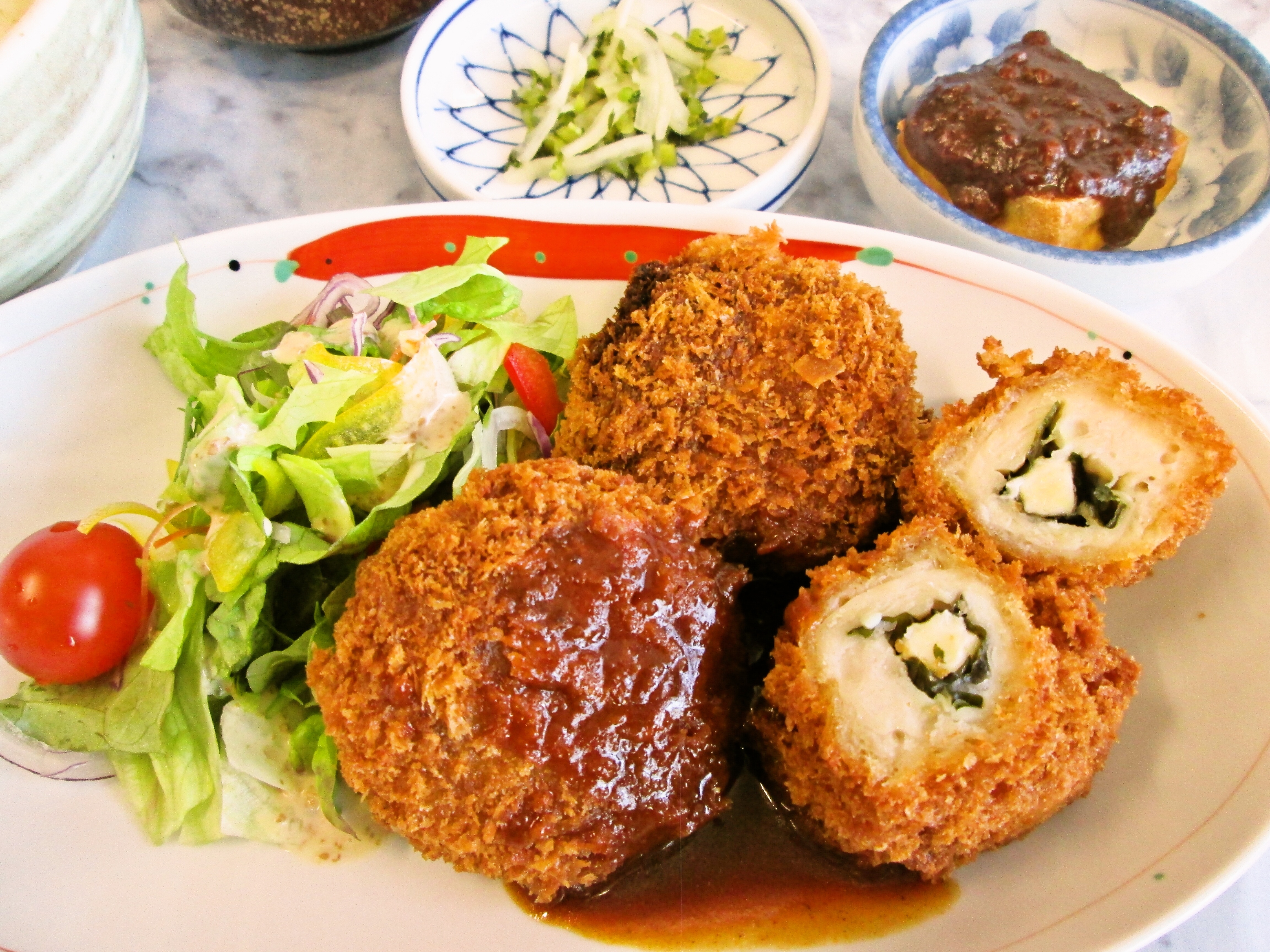 特製メンチカツとチキンチーズ大葉巻き揚げ《菜の花の味噌汁》