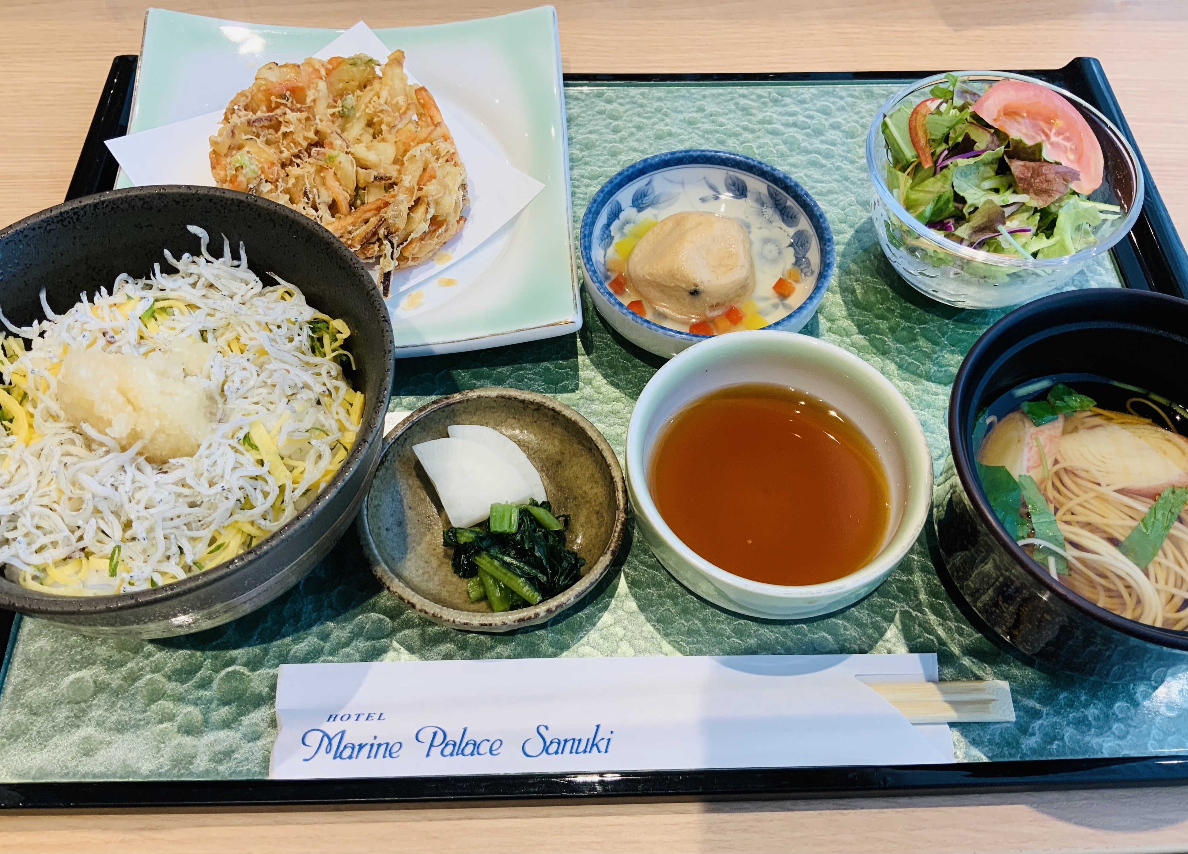 庵治産釜あげしらす丼 野菜かき揚　島の光そうめん汁