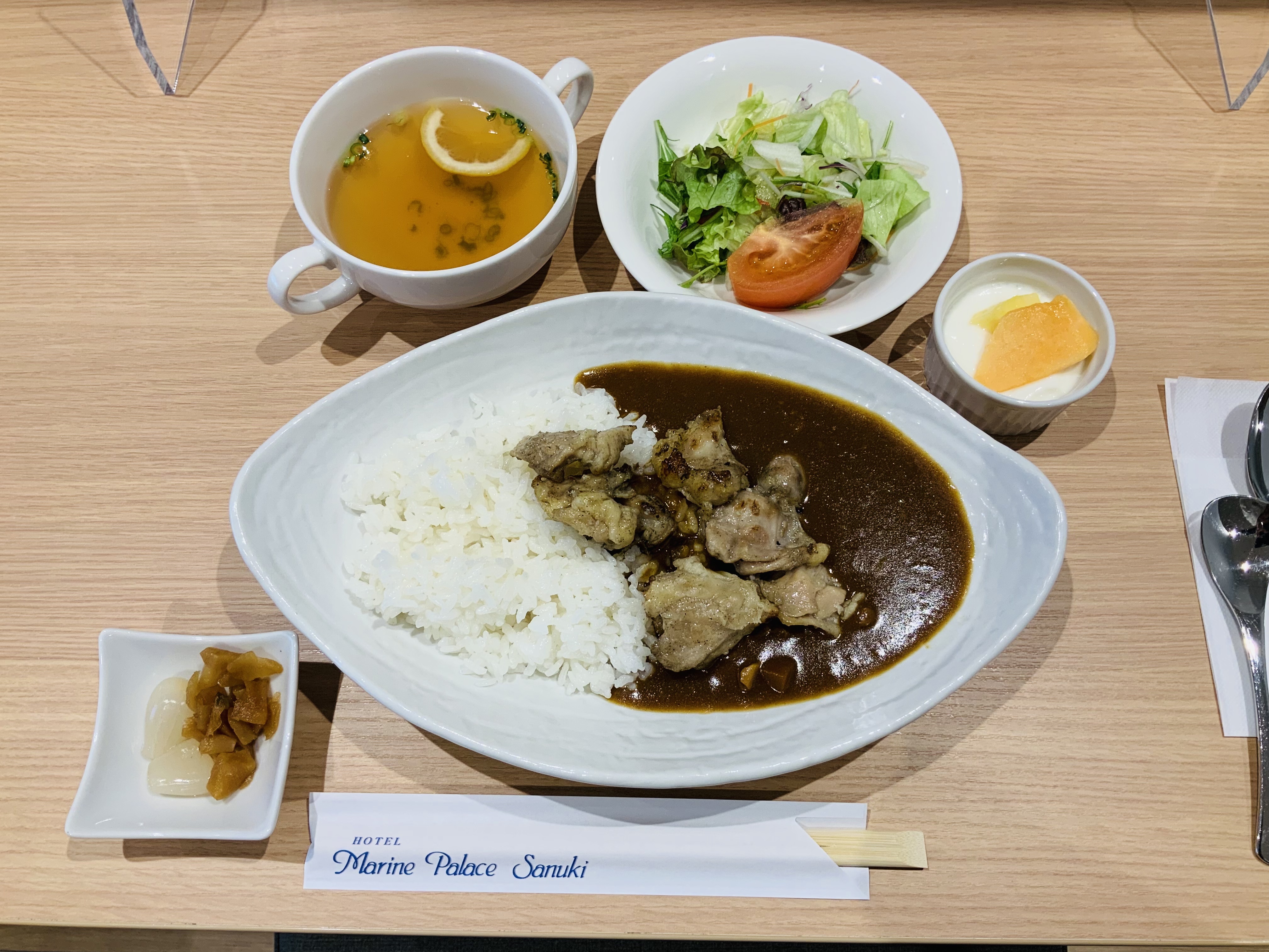 炭焼きチキンカレー＆ヨーグルトフルーツ