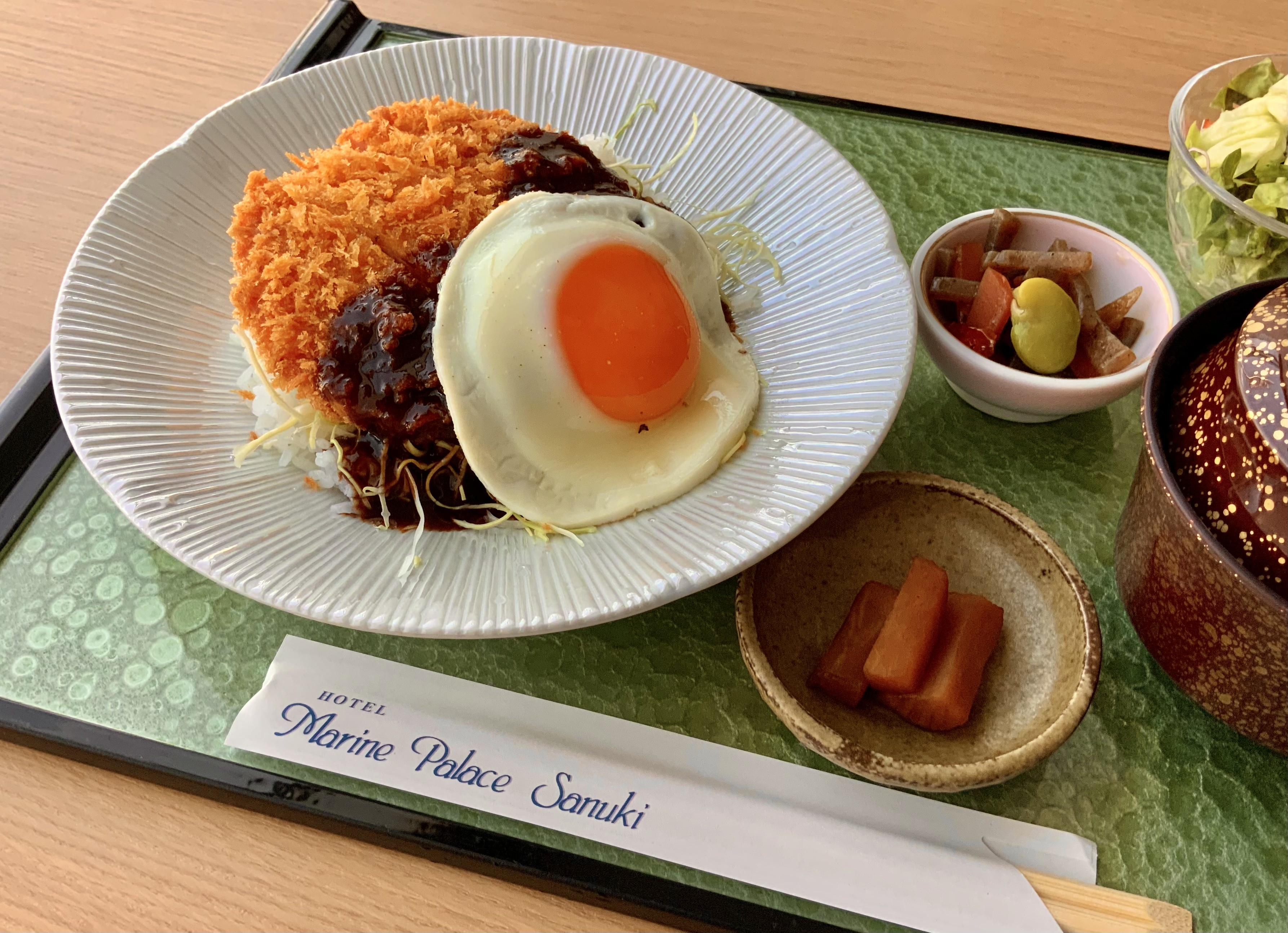 特製ソースハムカツ丼　オリーブ玉子目玉焼き添え