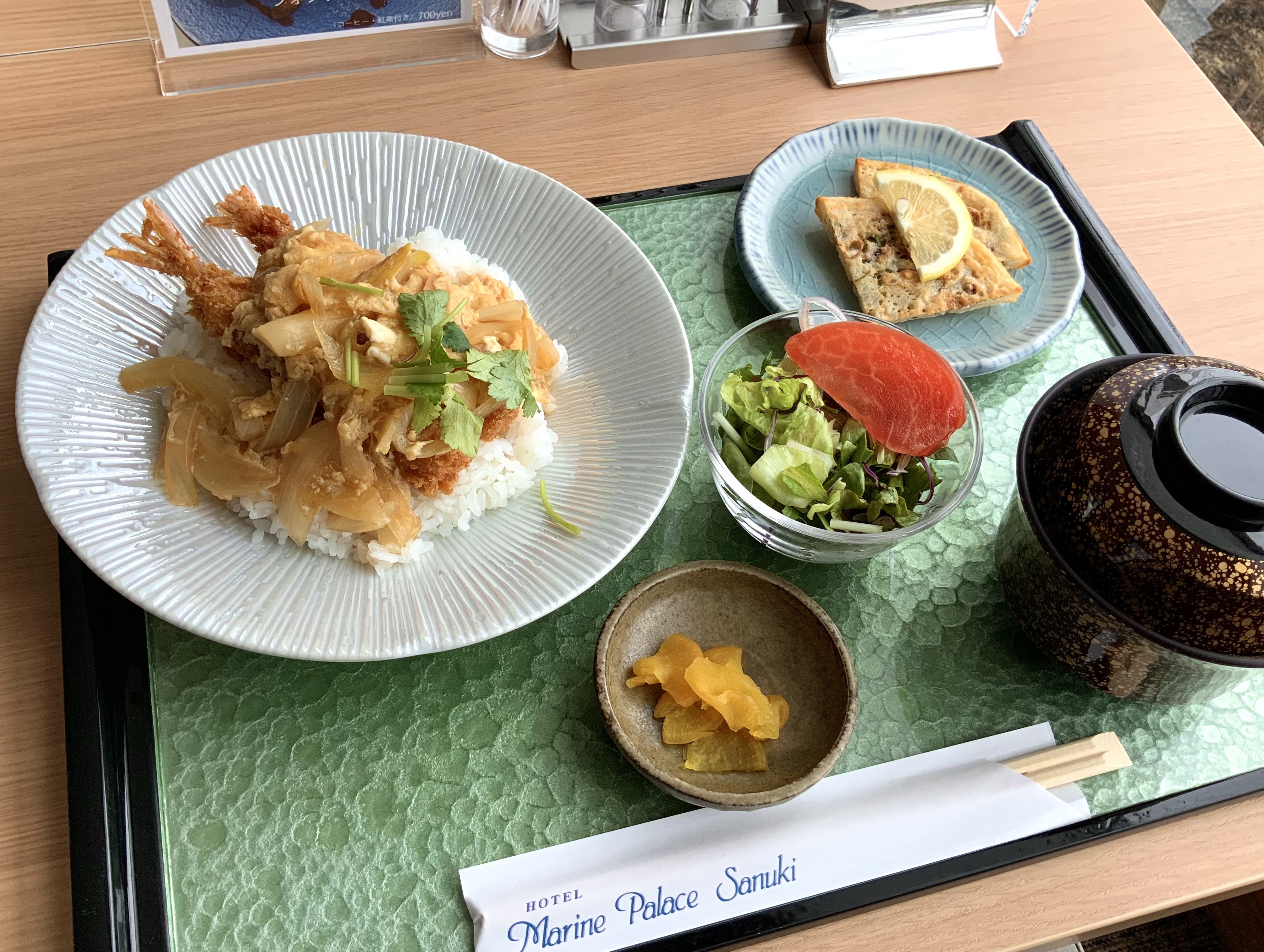 海老フライ　オリーブ玉子丼