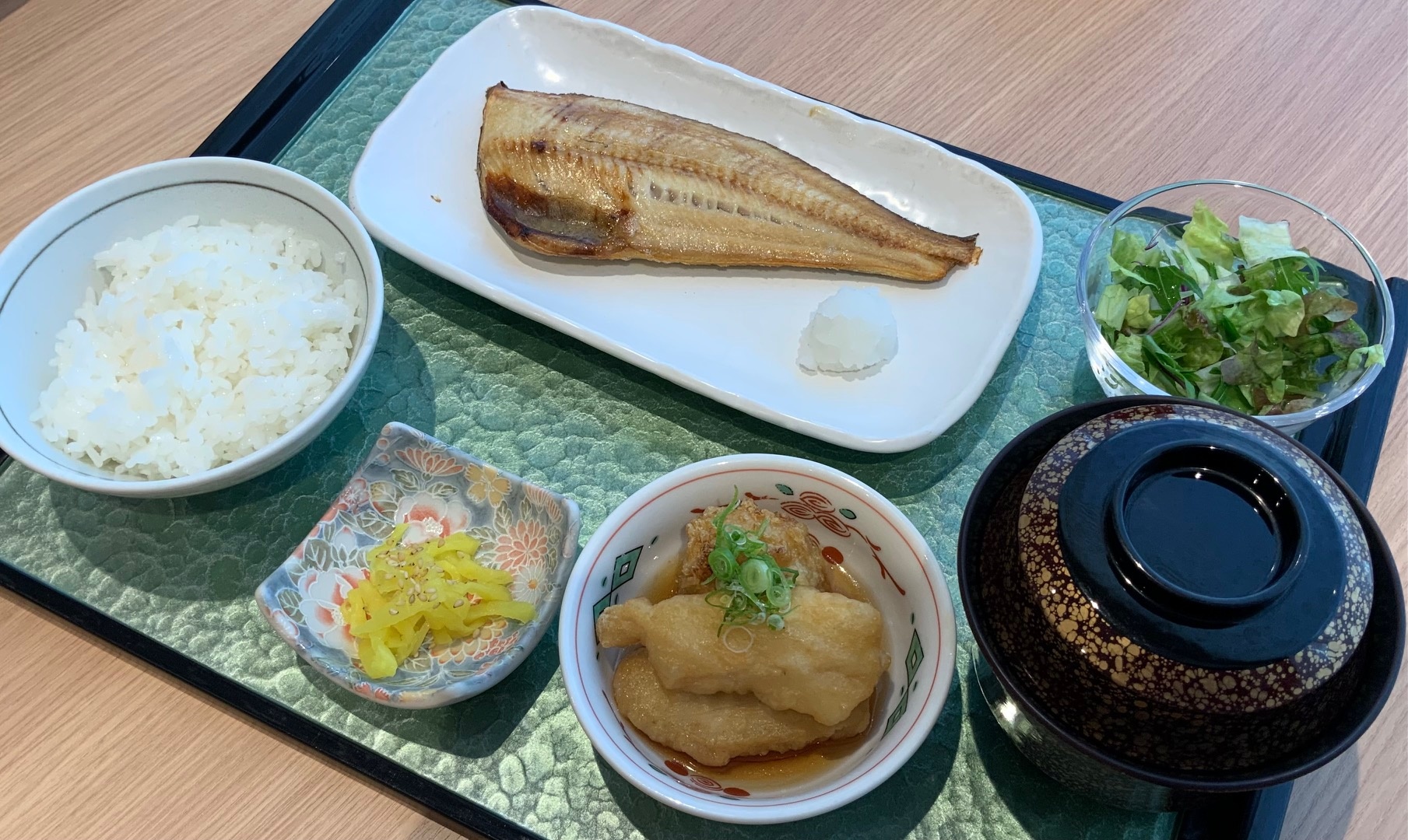 ほっけ塩焼き　里芋と鶏肉の揚出汁