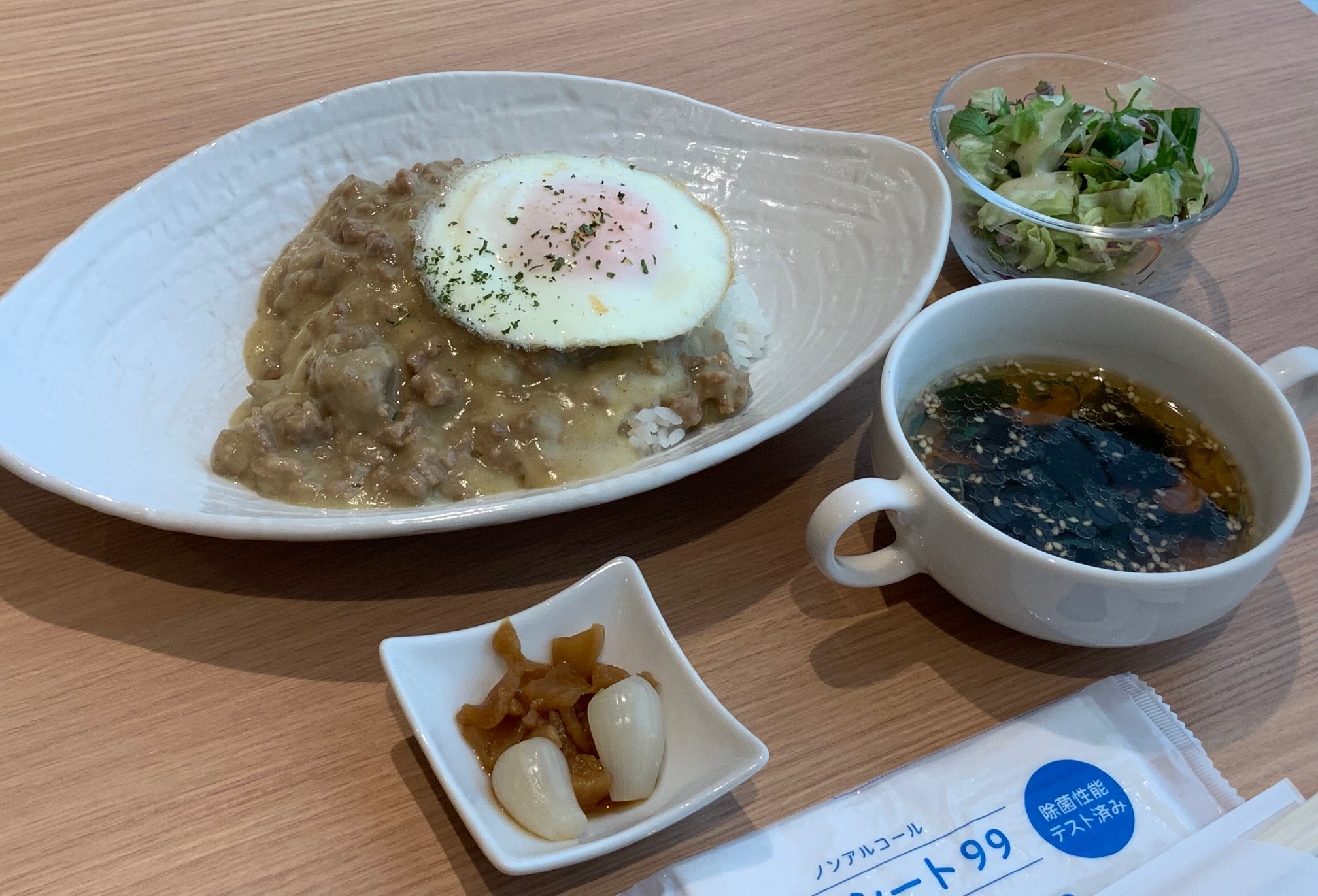 オリーブ牛そぼろホワイトカレー目玉焼き添え