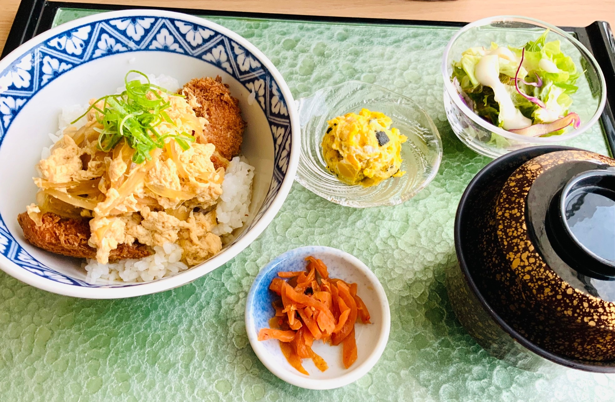 NEW　香川産若鶏ささみカツ丼　豚汁